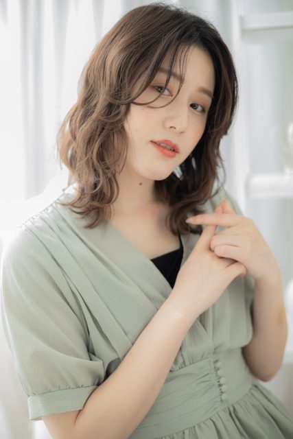 抜け感ハイライトセンターパートウェットヘア