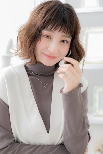 オン眉大人かわいいくせ毛風エアリーミディ