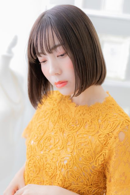 暗髪シースルーバング前下がりぱっつんボブ