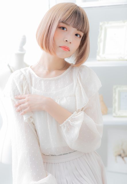 ハイトーンカラー外国人風前下がり金髪ボブ