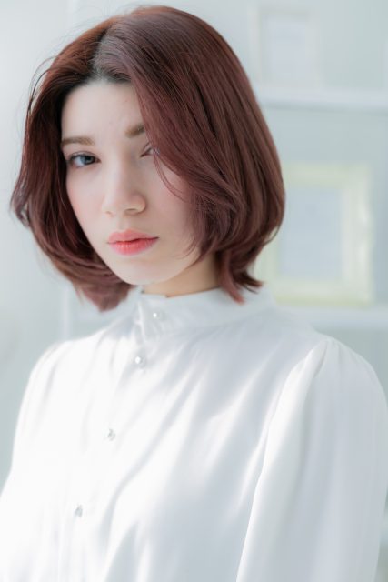 センターパートピンクレッド小顔こなれヘア