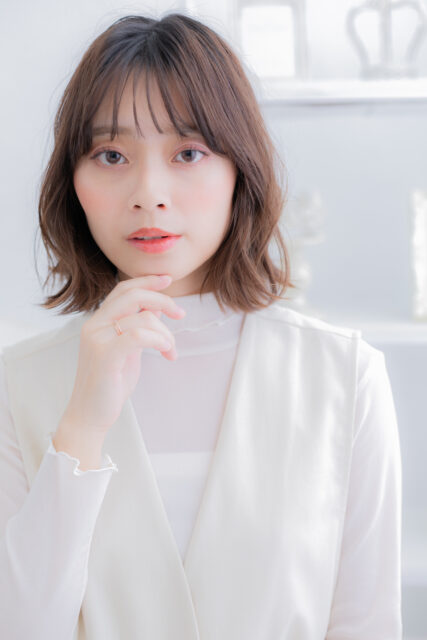 韓国風イヤリングカラー外ハネくびれボブディ