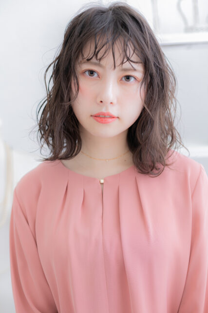 オン眉シースルーバングくせ毛風ウェットヘア