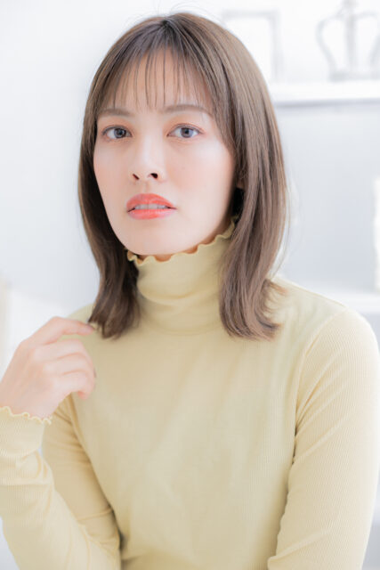 シースルーバングカーキベージュ小顔ミディ