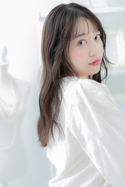 黒髪ダークアッシュくせ毛風小顔波巻きロング