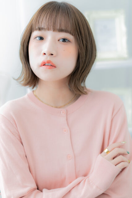 大人ガーリー前下がりくすみカラー外ハネボブ