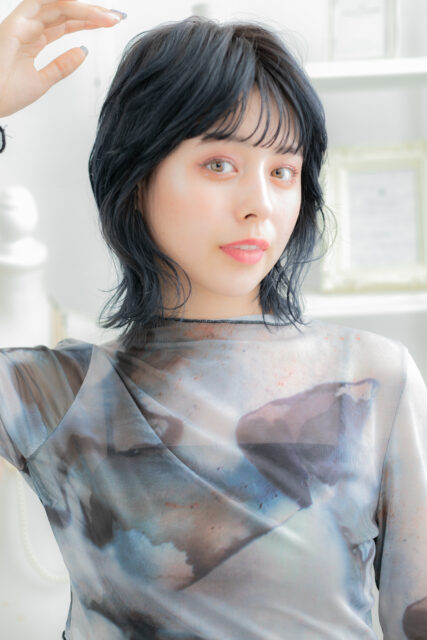 ブルーグレージュ小顔透け感ミディアムウルフ