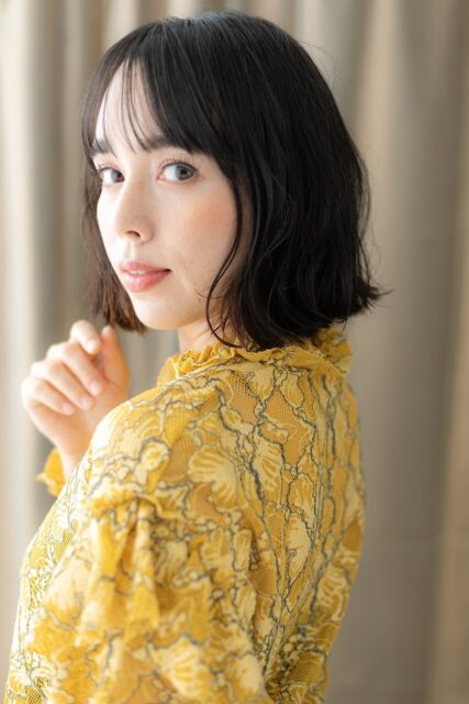 黒髪アッシュブラック外ハネボブパーマ20代30代40代