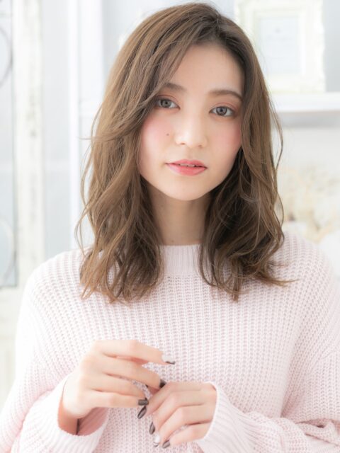 大人可愛いミルクティーベージュ小顔艶感ミディ20代30代