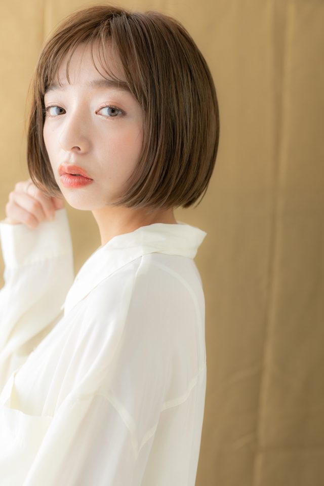 ミニボブのハイライトカラー 大人かわいい カーキグレージュ