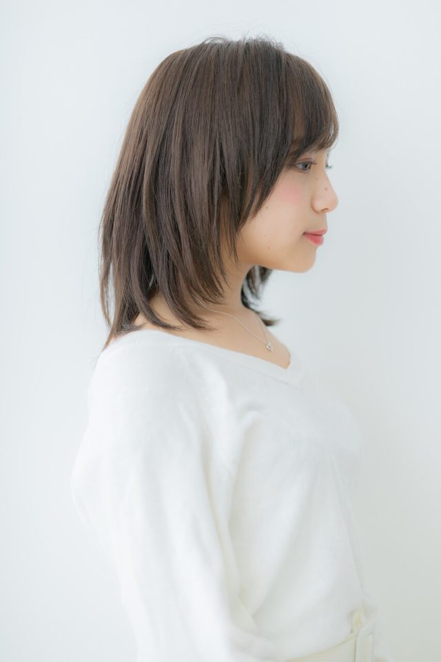 20代30代40代グレーベージュ斜めバング前下がりカール