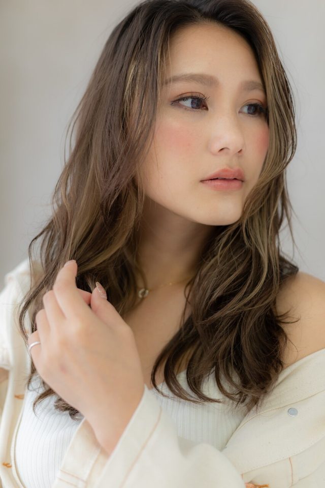 10代20代30代アンニュイかき上げ前髪ハイライトカラー