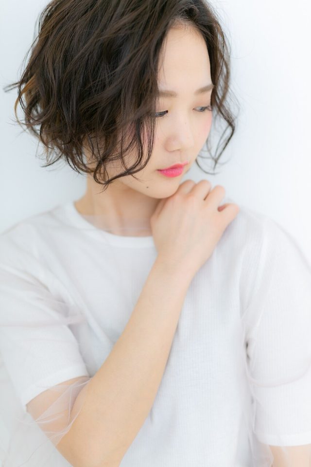 20代30代40代かきあげ前髪x無造作カールのくせ毛ショート