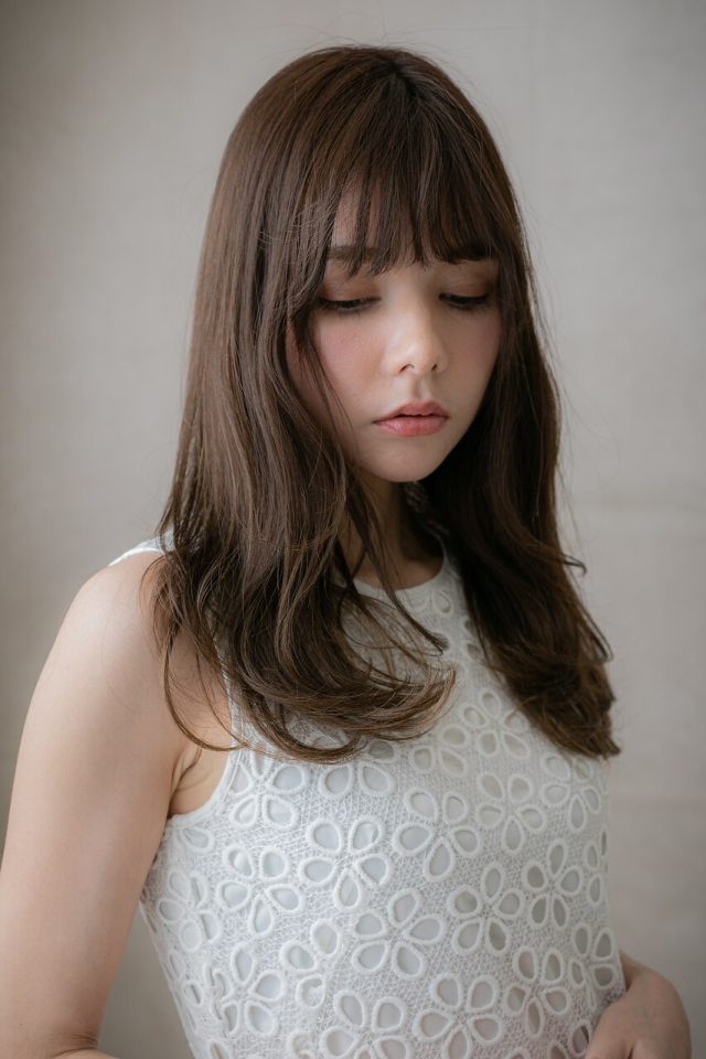 10代20代30代アッシュブラウンx毛先パーマの小顔ロング