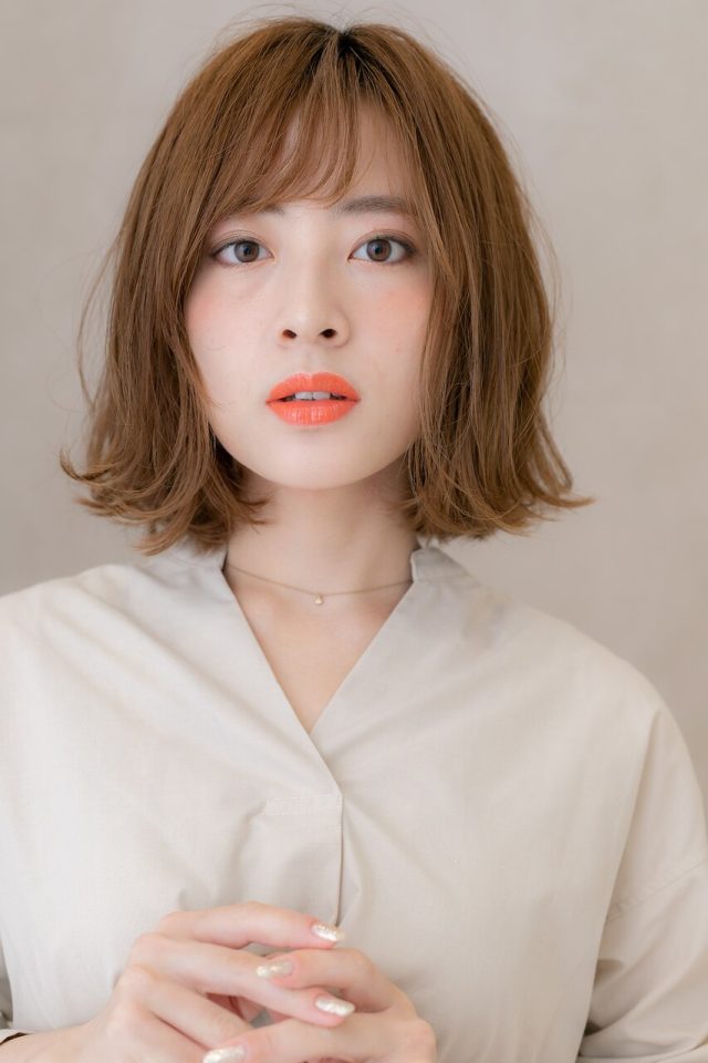 斜めバング外国人風大人ハイライト外ハネＡラインボブ