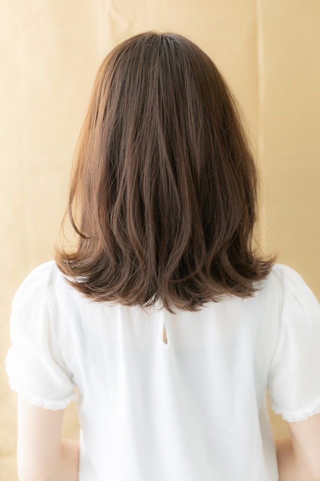 10代20代30代カーキベージュ大人かわいい鎖骨ミディアム