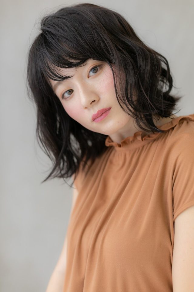 10代20代30代黒髪ウェットヘアくせ毛風くびれミディ