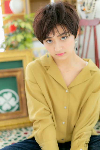 くせ毛風ニュアンスショートで洗練大人女子