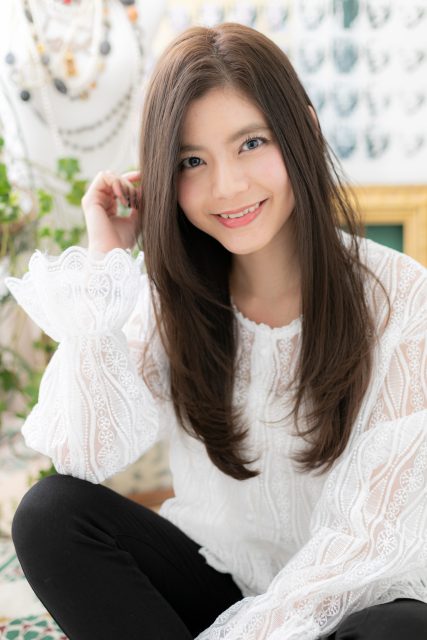 アシンメトリーワンレン小顔黒髪ストレート