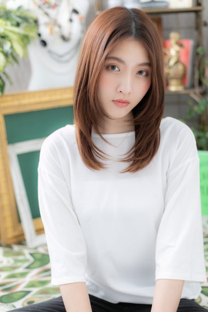 センターパートレッドブラウン小顔セミディ