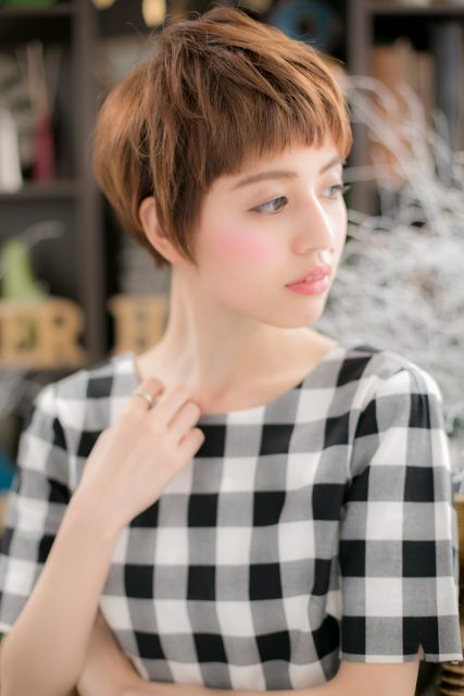 外国人風大人かわいいオン眉レトロショート