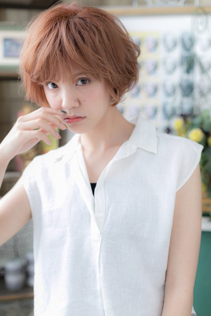 外国人風ピンクブラウンくせ毛風ボブショート