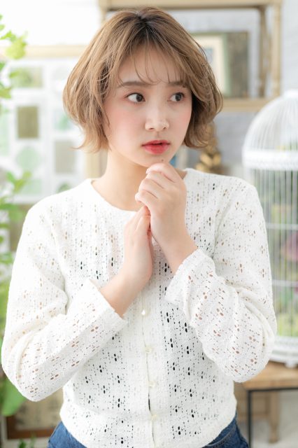 シースルーバングくせ毛風ショートマッシュ