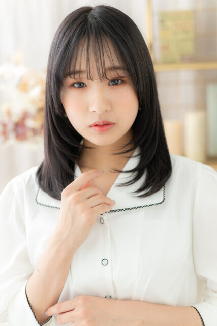 透明感グレージュアッシュレイヤーセミディ