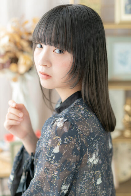 姫カットブルーグレージュ大人ガーリーミディ