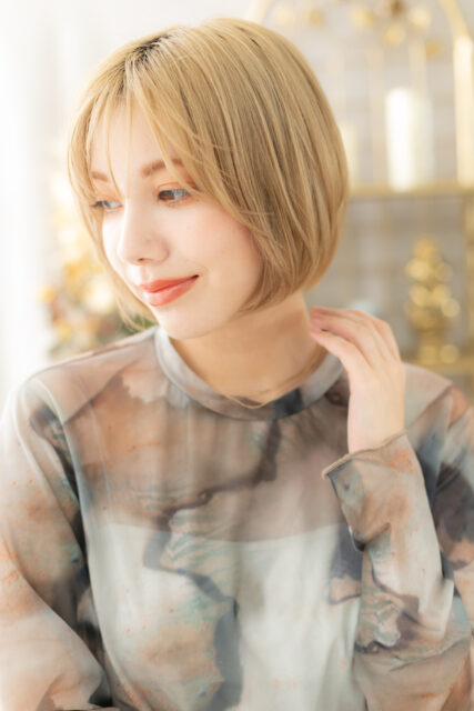 外国人風ハイトーンカラー丸みショートボブ