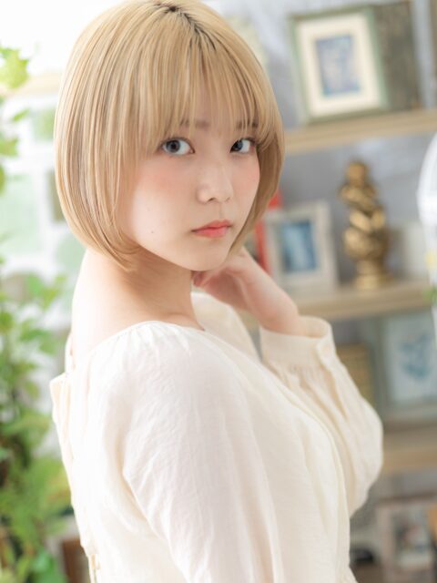 大人可愛いホワイトブロンドボブ20代30代
