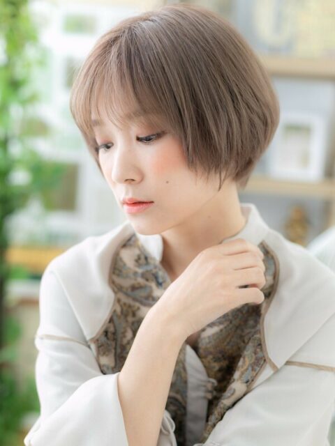 大人可愛い横顔美人ペールベージュショート20代30代
