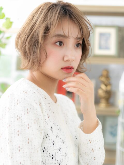 大人可愛いハイトーンホワイトブロンドボブ20代30代