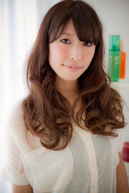 小顔効果も♪大人の愛されウェーブロング