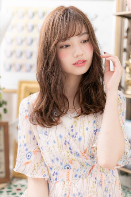 大人かわいいくせ毛風カール＆斜めバング