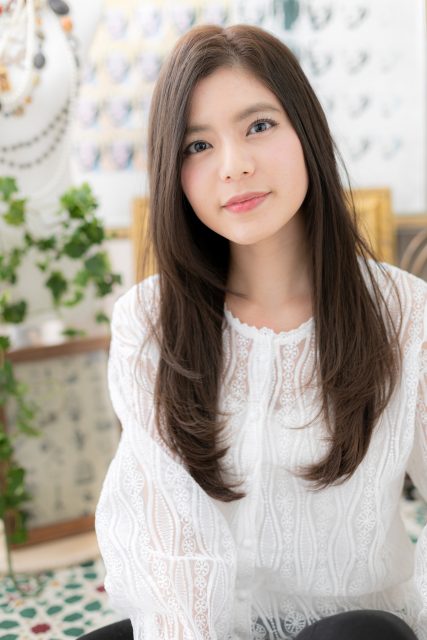 アシンメトリーワンレン小顔黒髪ストレート