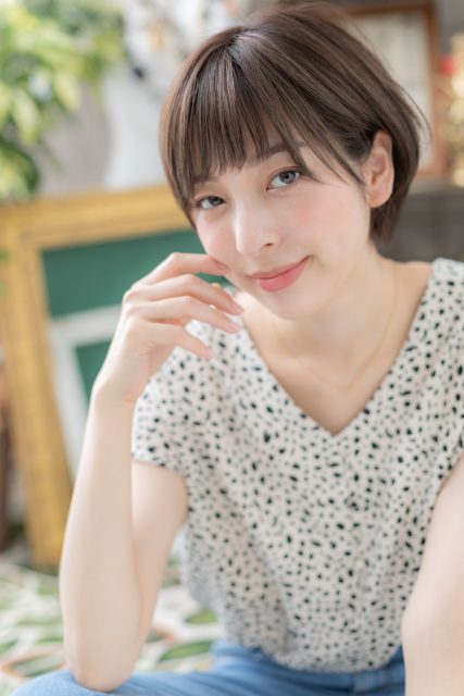 大人かわいいダークカラー前下がりショート