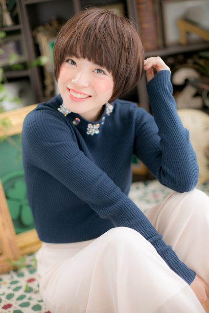 斜めバングで目力UP★前下がりショートウルフ