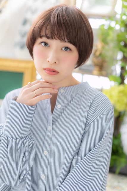ピンクブラウン艶カラー小顔前下がりショート