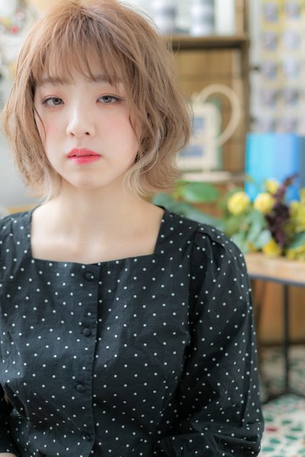 大人かわいいハイトーンくせ毛風ボブウルフ