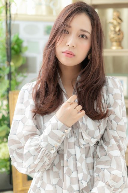 大人かわいいセンターパートアッシュピンク