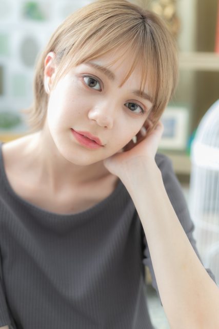 外国人風ミルクティアッシュ小顔ウルフボブ