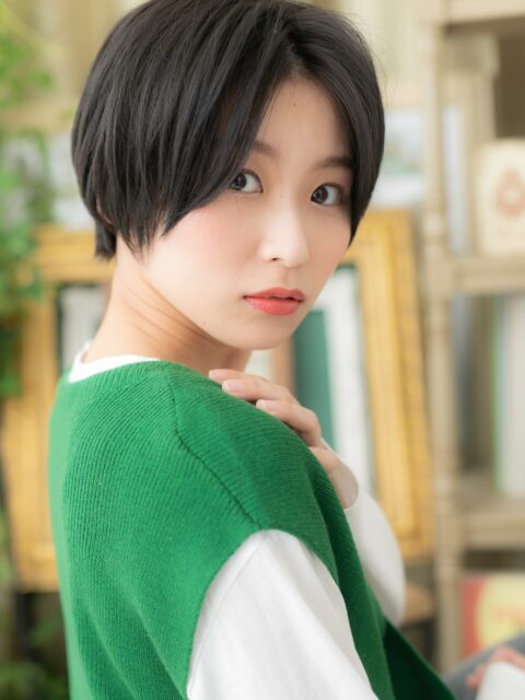大人可愛いセンターパート小顔ショート20代30代