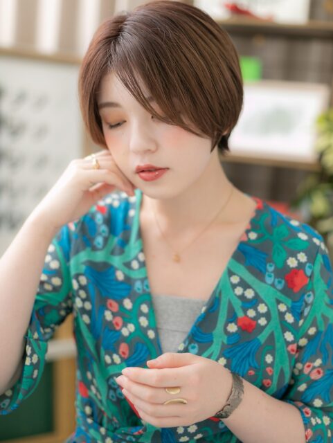 大人可愛いセンターパート前下がりボブ20代30代