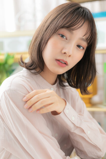 大人可愛いカーキアッシュウルフボブ20代30代