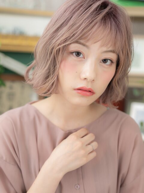 大人可愛いラベンダーベージュ前下がりボブ20代30代