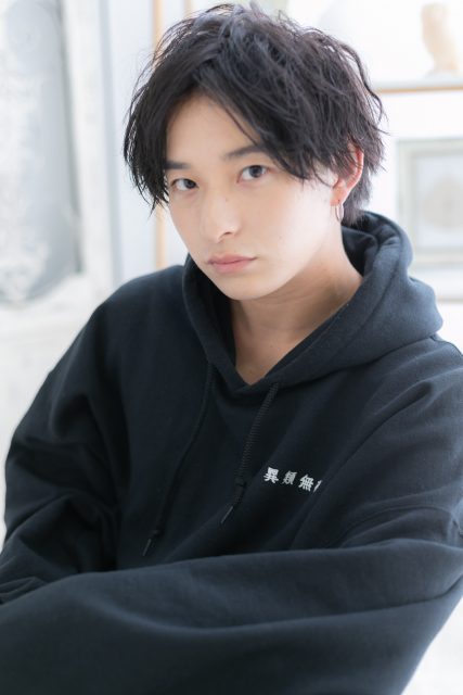 爽やか黒髪でモテ髪センターパートマッシュ