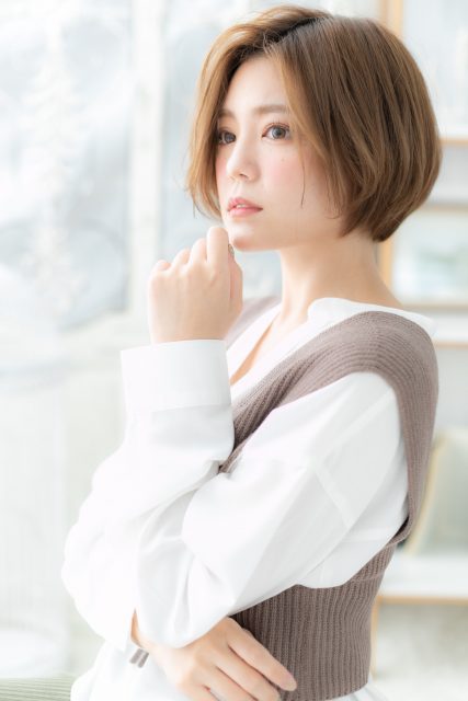 シースルーバング艶カラー前下がり大人ボブ