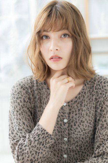 外国人風ニュアンスカラー外ハネミディアム