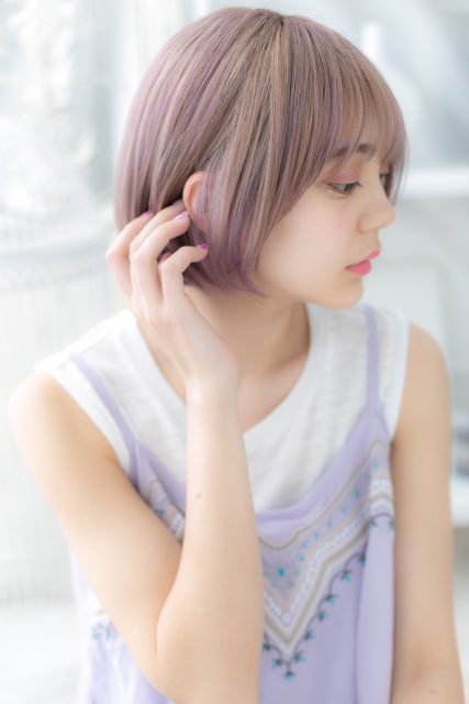 大人ガーリーラベンダーカラー前下がりボブ